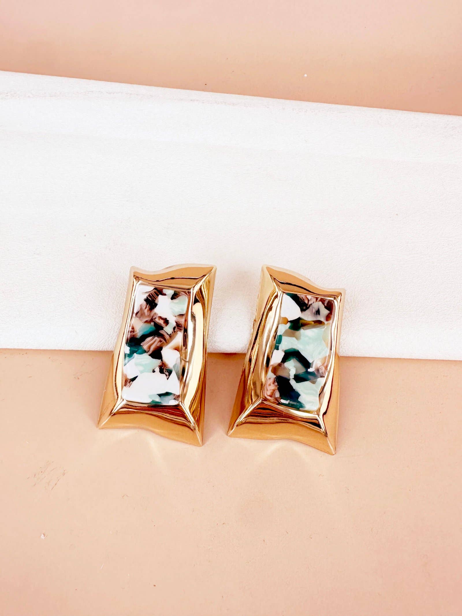 Grandes Boucles d’Oreille Motif Résine Dorées — Acier Inoxydable