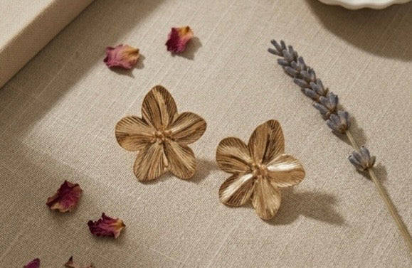 Boucles d’Oreille Fleurs Dorées — Acier Inoxydable