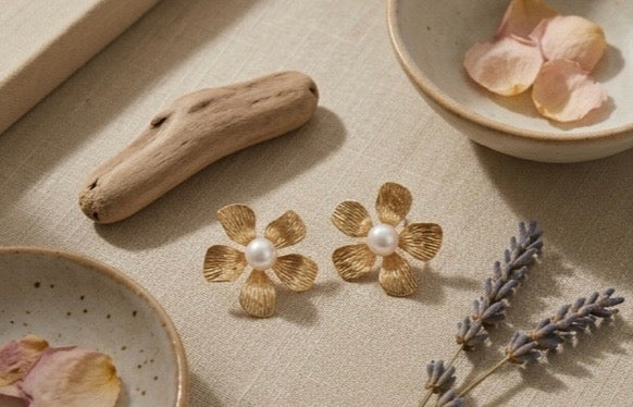 Boucles d’Oreille Fleurs Dorées — Acier Inoxydable