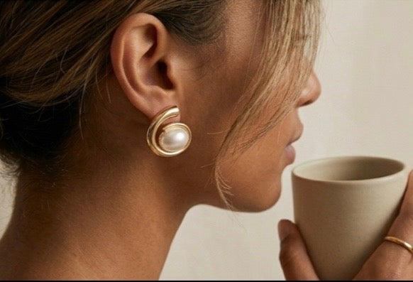 Grandes Boucles d’Oreille Dorées aux Perles — Acier Inoxydable