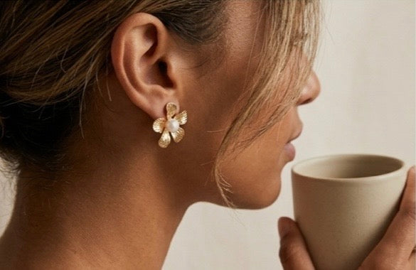 Boucles d’Oreille Fleurs Dorées — Acier Inoxydable