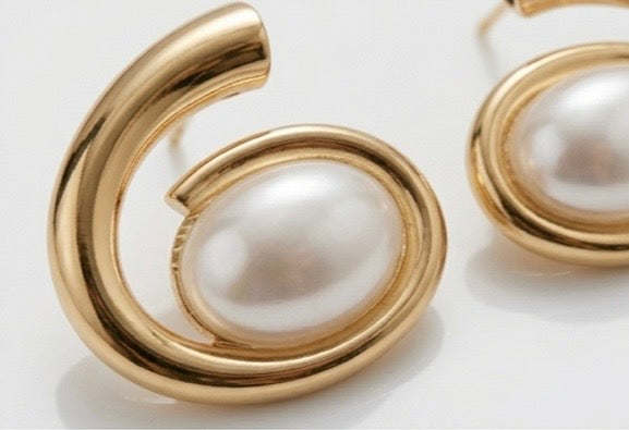 Grandes Boucles d’Oreille Dorées aux Perles — Acier Inoxydable