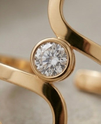 Bague Ondulation et Strass Dorée — Acier Inoxydable