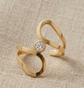 Bague Ondulation et Strass Dorée — Acier Inoxydable
